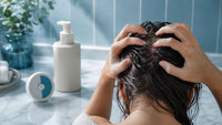 Aplikacja produktu VERDELOVE Psorisel na skórę głowy podczas pielęgnacji